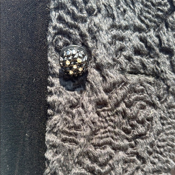 Elegant Black ladies size 6 to 8 curly lamb vintage coat. - Picture 3 of 15